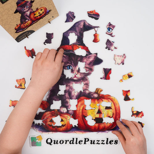 Vinyldekal: Katt med häxhatt och pumpa – Halloweenmotiv