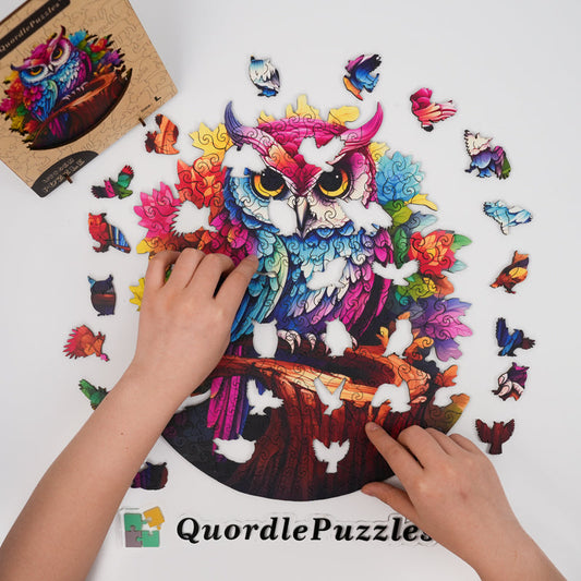 Regnbågsuggla på gren